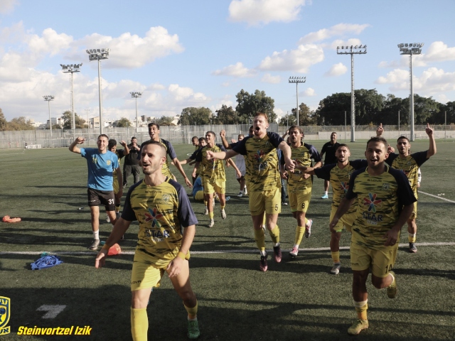 שחקני עירוני אשדוד בדרך למשחק חוץ טעון (איציק שטינוורצל)